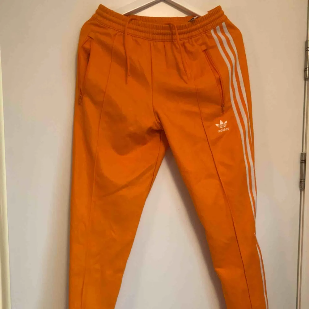Fräscha orangea Adidas tracksuit-byxor!!! Nyskick, använda 1 gång! Kan mötas upp, alternativt posta, frakt ligger dock på köparen. Swish. Jeans & Byxor.