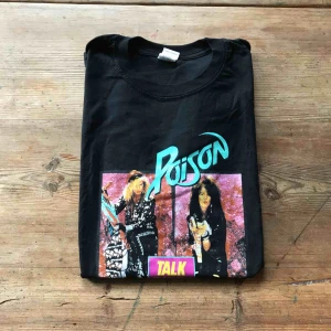  - merch från Poison, aldrig använd! köparen står för frakt <3 