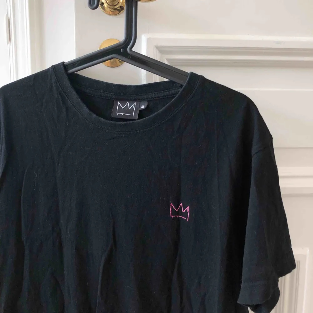 Oanvänd Hov1 merch T-shirt! På framsidan är en rosa hov1-krona & på ryggen är alla turnédatum för Almost Famous Tour (2017).. T-shirts.