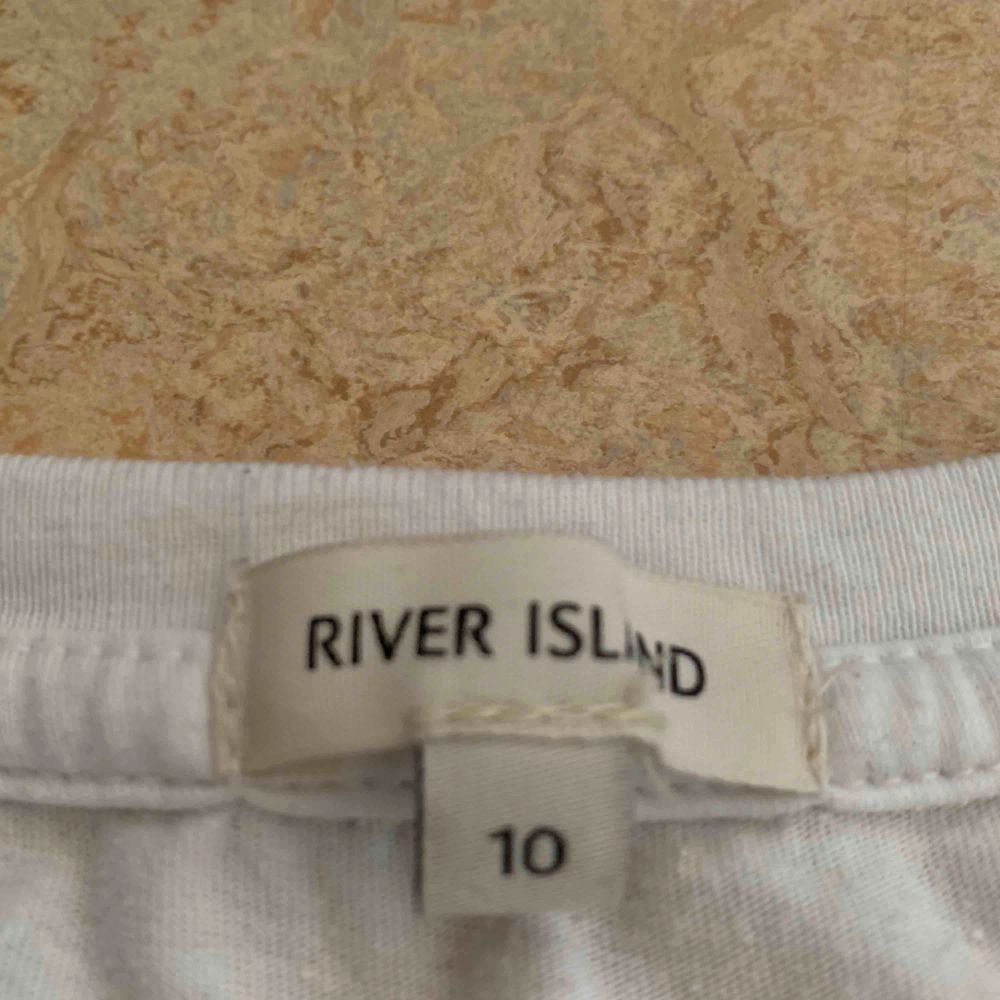 En t-shirt från River island med en döskalle på Inte använd på ca 1 år men i lika fint skick som när jag köpte den Storlek 10 vilket motsvarar stl 36 i Sverige, den är lite oversize men inte jätte. T-shirts.