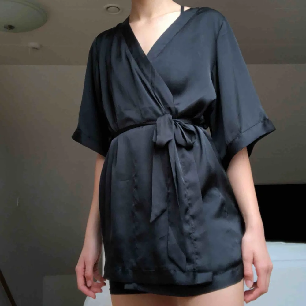 Svart silke, kimono/morgonrock, jätteskön och sval. Nytt skick. Säljer för använder aldrig. säljer för 100kr (fri frakt). Klänningar.