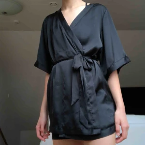  - Svart silke, kimono/morgonrock, jätteskön och sval. Nytt skick. Säljer för använder aldrig. säljer för 100kr (fri frakt)