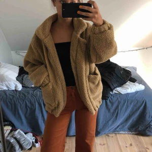  - Jättesnygg beige teddyjacket från Zaful i storlek s, men det är lite oversized. Använd fåtal gånger. Möts upp i Stockholm eller köparen står för frakt💞💞💖💖