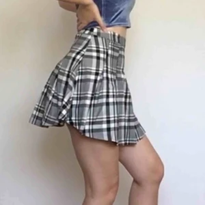  - vit- och svartrutig kjol med fin passform. använd 1-2 gånger och är helt fel- och fläckfri. dragkedja och knapp i sidan. fraktkostnad tillkommer 🕷