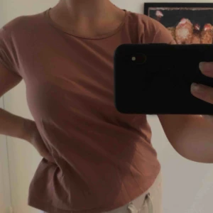  - Mauve-färgad t-shirt från NA-KD med en söm längs med hela ryggen. Frakt på 42kr tillkommer🥰