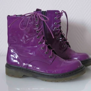  - Dr. Martens liknande boots i lila lack. Något stora i storleken. 