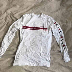  - Aldrig använd långärmad tröja från Vans inköpt i USA, jättefin och unik! Passar en s-m!💘 pris kan diskuteras vid SNABB affär