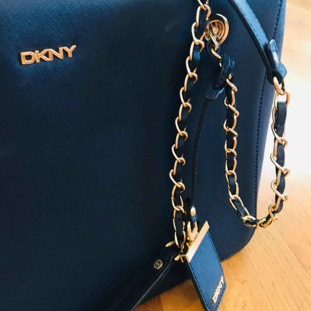 Äkta DKNY väska i mörkblått. Bra skick! Mått: 35*25*12 . Väskor.
