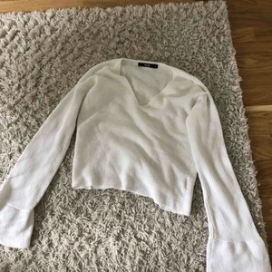 Stickad tröja från Bik Bok - Ribbad tröja med utsvängda armar. Köpt på Bik Bok, frakt tillkommer.