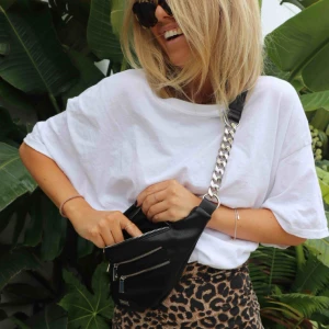  - Väska, endast använd på denna bild. Frakt tillkommer  