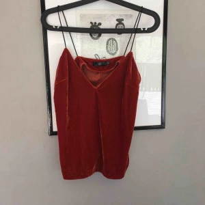  - Jätte fin topp i sammet från Missguided. Egentligen en klänning som är omsytt till linne. Använd ett fåtal gånger. Storlek medium