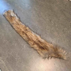  - Avtagbar päls. Tjock och mjuk. 86cm lång