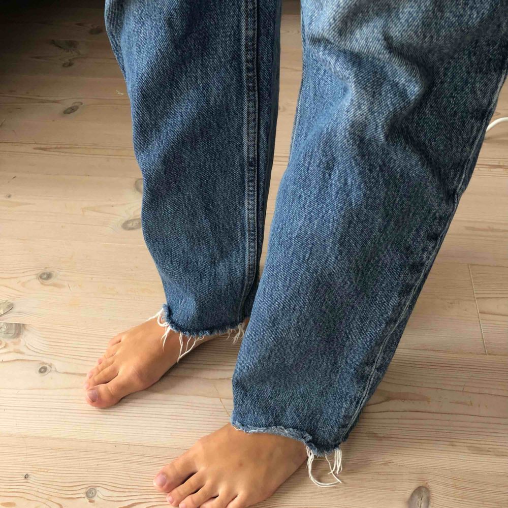 & OTHER STORIES jeans straight. Inköpspris 790kr. Har ett litet hål insida ben som ej syns annars bra skick! Priset är exklusive frakt, köparen står för frakt!. Jeans & Byxor.