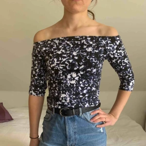  - En riktigt snygg off-shoulder top från bikbok i storlek S. Helt oanvänd och alltså i mycket god kvalité. Den köptes för ca 2 år sedan för ungefär 250kr. 
