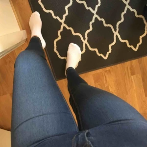  - Ett par snygga och bekväma stretchjeans från Vero Moda. Använda ca 3-4 gånger, säljer pgr av att de inte kommer till användning av mig. Hör av er för intresse, detaljer eller fler bilder. ☺️