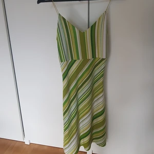  - Grönmönstrad klänning  Möts upp vid Medborgarplatsen eller Gullmarsplan alternativt skickar, köparen står för frakt      