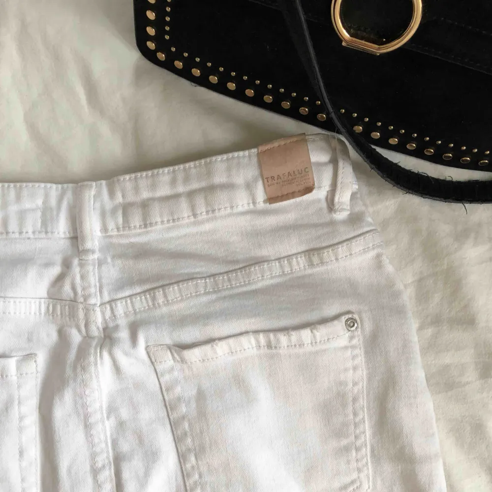snygg vit jeanskjol ifrån zara!! i bra skick & av stretchigt tyg som funkar både för XS-S. köparen står för frakten!! (+30kr). Kjolar.