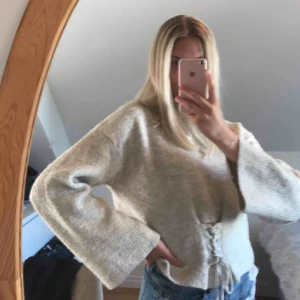  - Mysig beige/grå tröja från chiquelle! Passar S-L beroende på hur man vill att den ska sitta