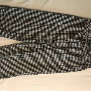 - Byxor ifrån brandy Melville i storlek ONE size skulle säga att dem motsvara en XS/34. Har som en en missgärning på ena benet