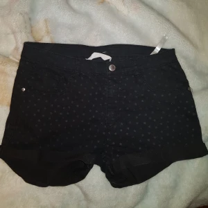  - En svart shorts från h&m, använd ett par gånger, ser ut som ny. Storleken är 170 vilket motsvarar XS/S. Ny pris 150kr. Priset kan diskuteras och köparen betalar för frakt. Tveka inte om du har några frågor ❤❤❤