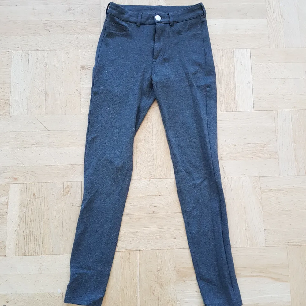 Mörkgråa leggings från Cubus. Jag har aldrig använt dem, säljer för att det inte är min stil. Bekväma! Kan skicka fler bilder. Kan skicka, då betalar köparen halva frakten.. Jeans & Byxor.