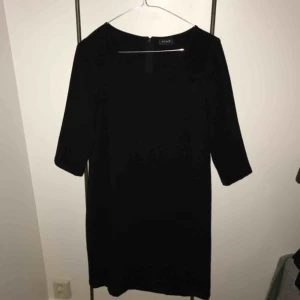  - Svart enkel klänning från VILA. Fint skick 