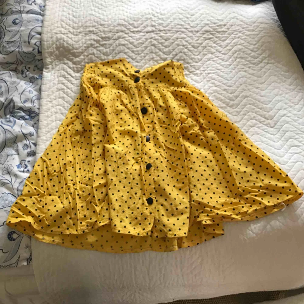Prickig, gul kjol från second hand-butik säljes då den inte kommer till användning längre. Använd men i fint skick, alla knappar kvar. Hög i midjan. Inkl. Frakt. Kjolar.