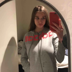  - Säljer denna fina Adidas zipup-en. Haft den något år men använder väldigt sällan:) INGEN FLÄCK PÅ BILDEN UTAN ENDAST BLÖT (diskade hihihi💞☺️☺️☺️) 