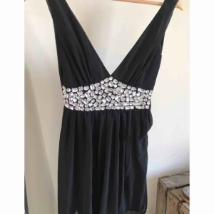  - Kort klänning med paljetter från Nelly. Storleken är 8, så jag gissar på S.