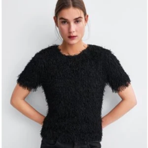  - Svart T-shirt med fransar från Zara. Strl S