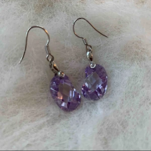  - Kan mötas upp vid t-centralen eller Odenplan, kan skicka via post 10kr på frakt