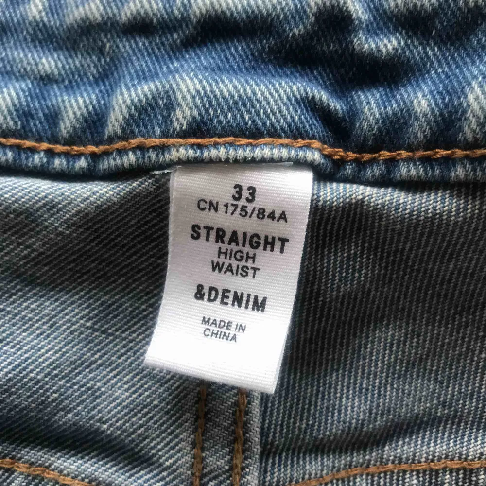 säljer ett par byxor från hm i strl 33 pga aldrig använda. säljer för 100kr + frakt (30kr). hör av er. Jeans & Byxor.