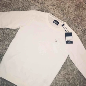  - Jättesnygg vit Gant tröja i jätteskönt material superbra kvalitet. Jag köpte den för ungefär 1199 kr jag säljer den för 400kr den är tyvärr för liten för mig.