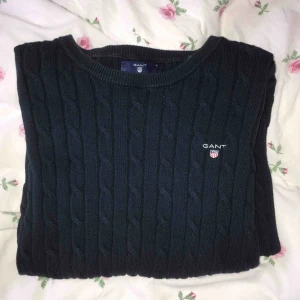  - Gant kabelstickad tröja Färg: marinblå Storlek: S Super bra skick, använd få gånger, säljer pgd av att jag inte använder. Köparen står för frakt💗