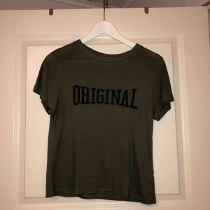  - Grön t-shirt med tryck Priset är inklusive frakt🥳