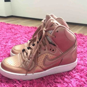  - Säljer mina älskade Nike! Några märken på sulan.   OBS! Säljer endast till den som kan hämta upp skorna i Helsingborg. 