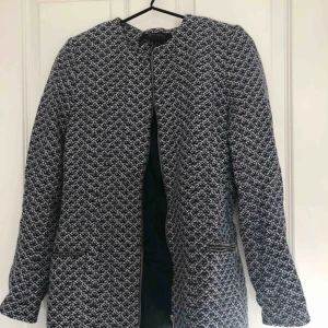  - Vårjacka från Zara. Använd ett fåtal gånger. 300kr inklusive frakt, nypris 699kr. 