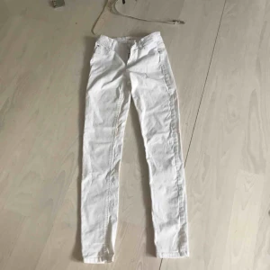  - Fina vita jeans i bra skick
