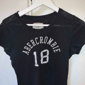  - Ett marinblått abercrombie and fitch T-shirt bra skick. Storlek s Köparen står för frakten📦☺️