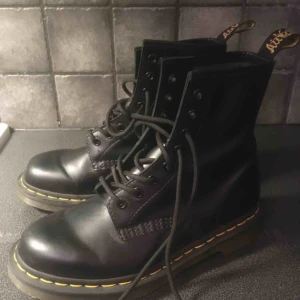  - Dr martens stl 38, använda vid ett tillfälle, så i kanonskick. Frakten betalas av köparen
