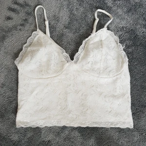  - Jättefin topp från Bikbok i storlek s men banden går att spänna åt så kan fungera till xs också  Säljer pga för liten  Nypris ca 200kr  Kan mötas upp i Stockholm eller skickas  