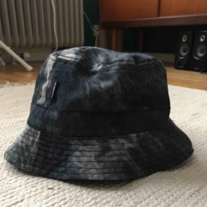  - vändbar buckethat från pull & bear! i perfekt skick! eventuell frakt betalas av köpare🎈betalning via swish!