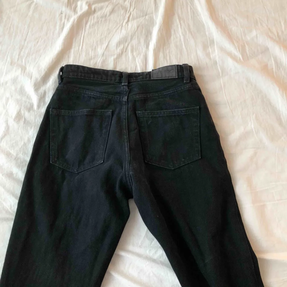 W27 L30/28 Svarta mom jeans från Monki, nästan aldrig använda. Ingen stretch så därför skulle jag säga att de passar en 26 också. 200kr + frakt 💘. Jeans & Byxor.