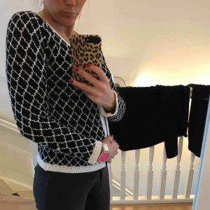  - Kofta från rosebud, superbra kvalitet! Med rosett bak. Stl xs . I fint skick