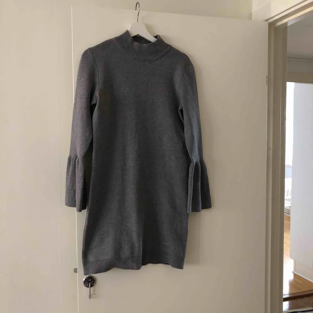 En grå stilren mjukis klänning som aldrig är använd, i storlek M . Klänningar.