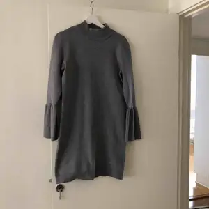 En grå stilren mjukis klänning som aldrig är använd, i storlek M 