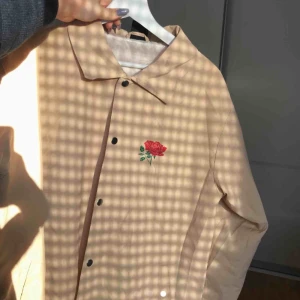 beige jacka - super fin jacka köpt här på plick. den var lite för stor för mig som är xs men super snygg ändå. har en as ball ros på bröstet och najs drag snören vid midjan så man kan justera hur tajt den sitter. ett riktigt fynd. från agora clothing. 
