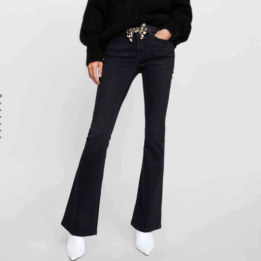 Zara bootcut jeans svarta | Plick Second Hand
