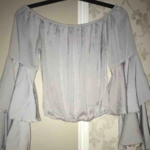  - Offshoulder blus.   Storlek s  Otroligt fint fall med de fina utsvängda armarna. 