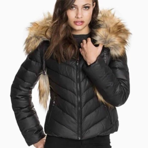  - Hollies jacka med fusk päls st 36 säljer för 400kr 